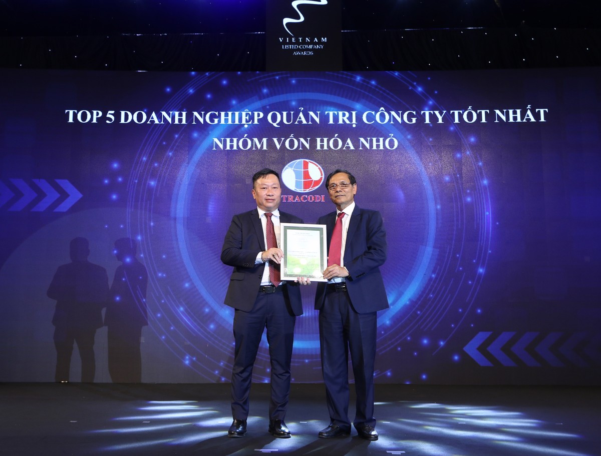Đại diện TRACODI nhận TOP 5 Kl991.com World Cup 2026 Chính Thức quản trị công ty tốt nhất nhóm vốn hóa nhỏ