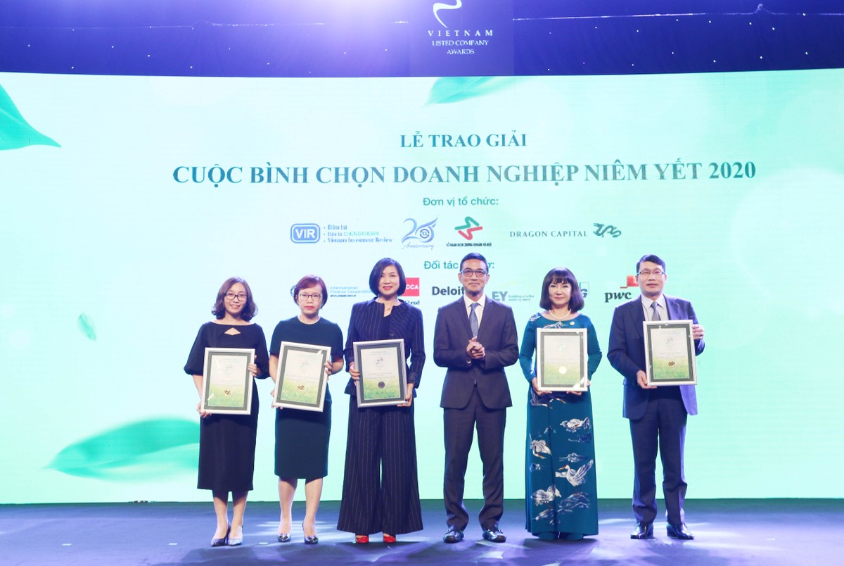 Ông Lê Hải Trà Thành viên phụ trách Hội đồng quản trị Sở Giao dịch 99Kl99 link đăng nhập TPHCM trao TOP 5 DNNY nhóm vốn hóa lớn có báo cáo QTCT tốt nhất
