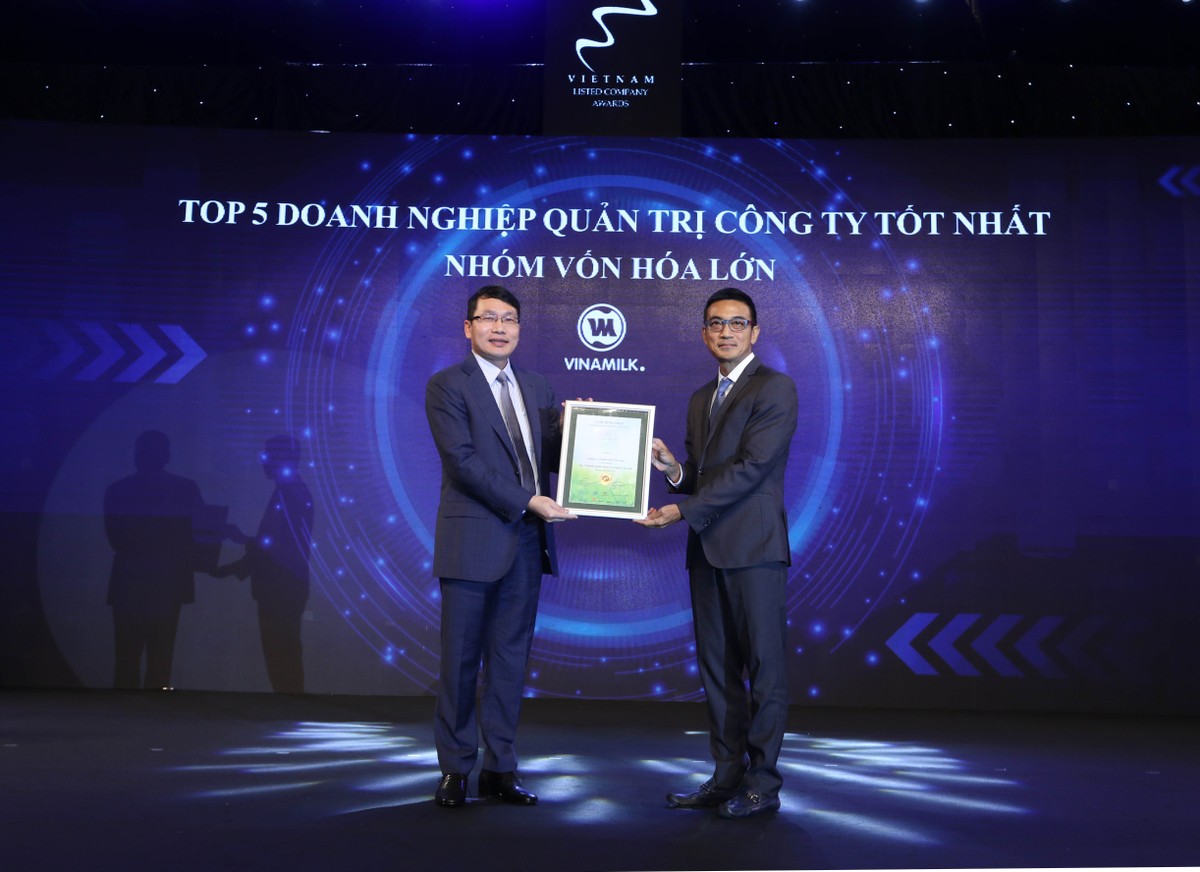 Đại diện Vinamilk nhận TOP 5 Kl991.com World Cup 2026 Chính Thức quản trị công ty tốt nhất nhóm vốn hóa lớn