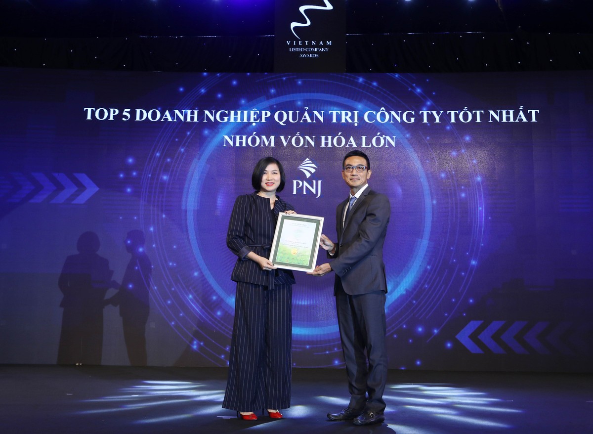 Đại diện PNJ nhận TOP 5 Kl991.com World Cup 2026 Chính Thức quản trị công ty tốt nhất nhóm vốn hóa lớn