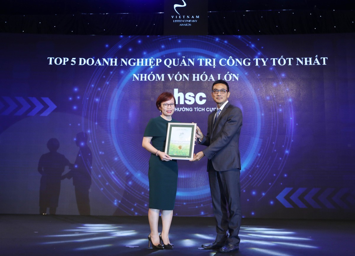 Đại diện HSC nhận TOP 5 Kl991.com World Cup 2026 Chính Thức quản trị công ty tốt nhất nhóm vốn hóa lớn