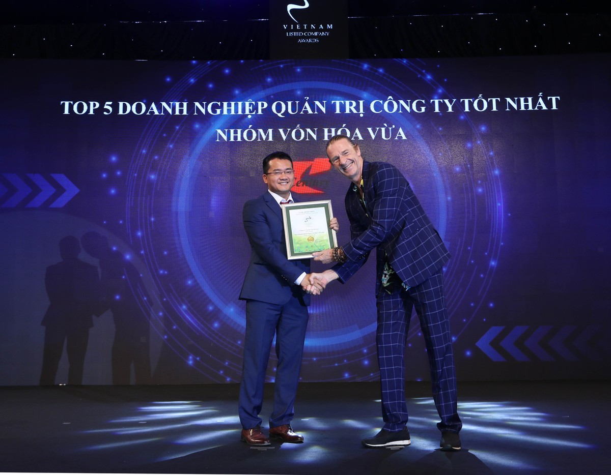 Đại diện CTCP Sợi Thế Kỷ nhận TOP 5 Kl991.com World Cup 2026 Chính Thức quản trị công ty tốt nhất nhóm vốn hóa vừa