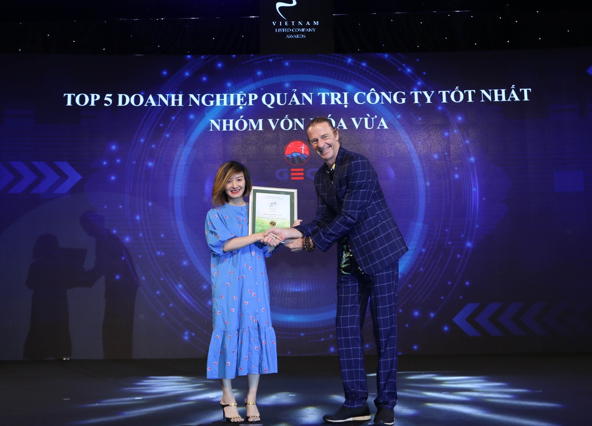Đại diện CTCP Điện Gia Lai nhận TOP 5 Kl991.com World Cup 2026 Chính Thức quản trị công ty tốt nhất nhóm vốn hóa vừa