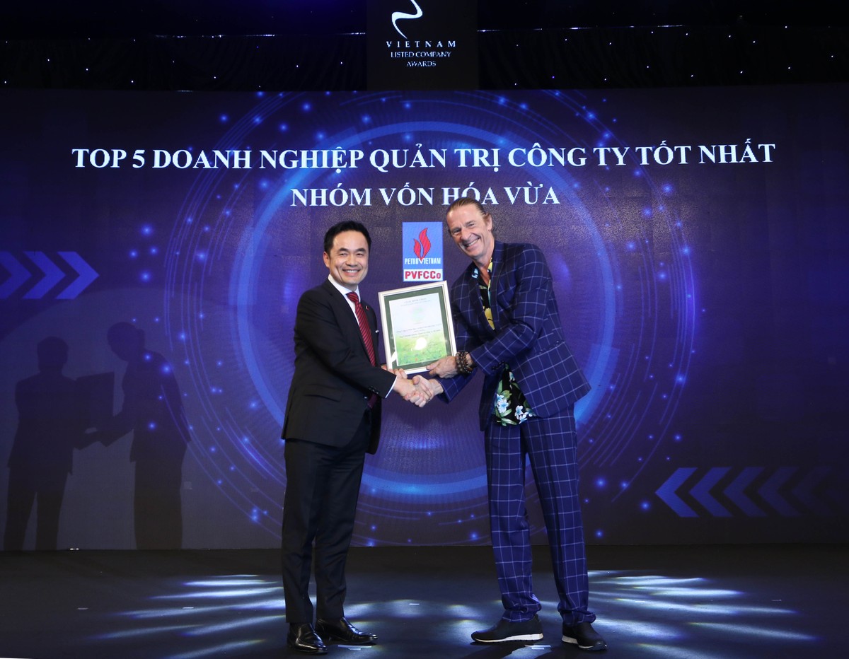 Đại diện Tổng công ty Phân Bón và Hóa Chất Dầu Khí nhận TOP 5 Kl991.com World Cup 2026 Chính Thức quản trị công ty tốt nhất nhóm vốn hóa vừa