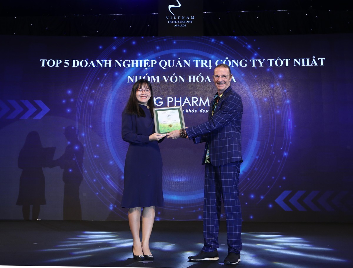 Đại diện CTCP Dược Hậu Giang nhận TOP 5 Kl991.com World Cup 2026 Chính Thức quản trị công ty tốt nhất nhóm vốn hóa vừa