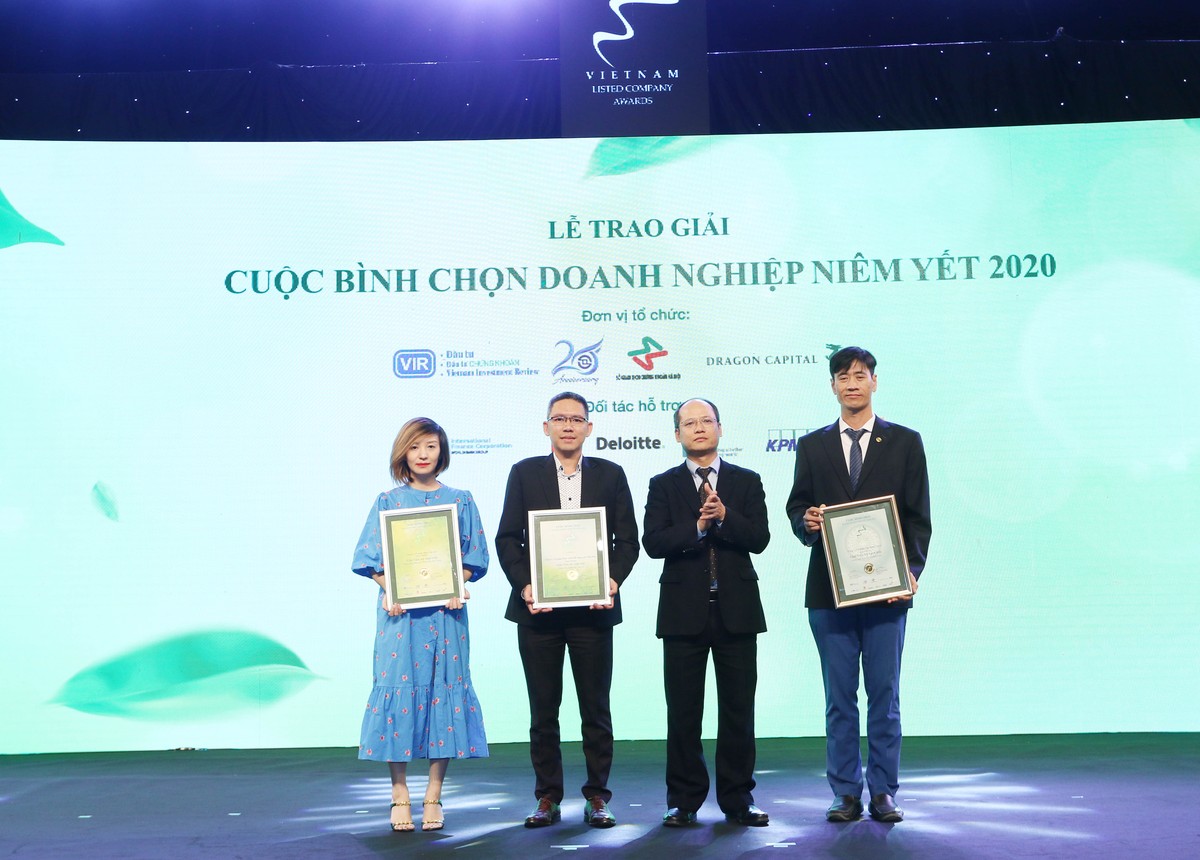 Ông Lê Công Điền Vụ trưởng Vụ giám sát công ty đại chúng, Ủy ban 99Kl99 link đăng nhập 99Kl99 trực tiếp đá gà trao giải tiến bộ vượt trội