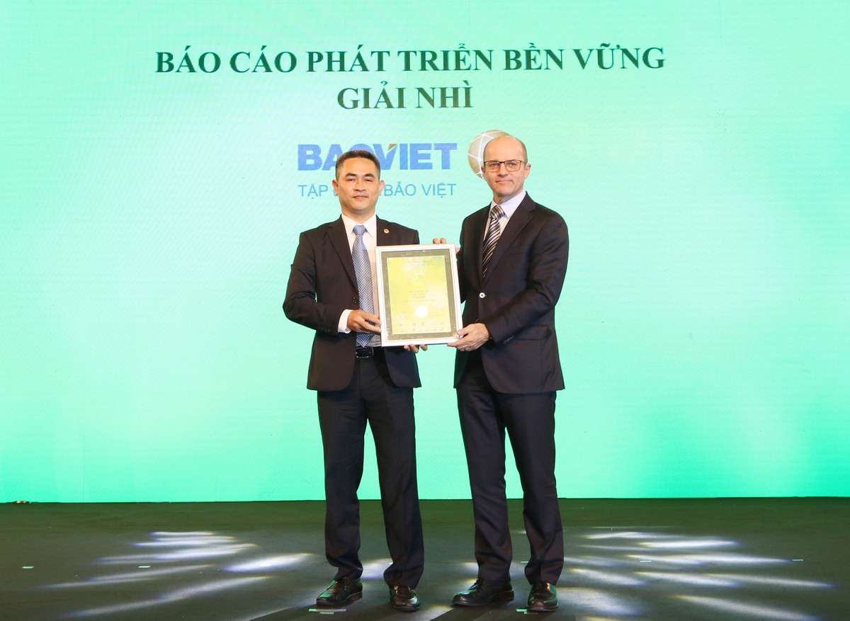 Ông Beat Schuerch Tổng giám đốc Công ty Dragon Capital trao giải nhì Báo cáo phát triển bền vững cho Kl994 game bài casino hấp dẫn Bảo Việt