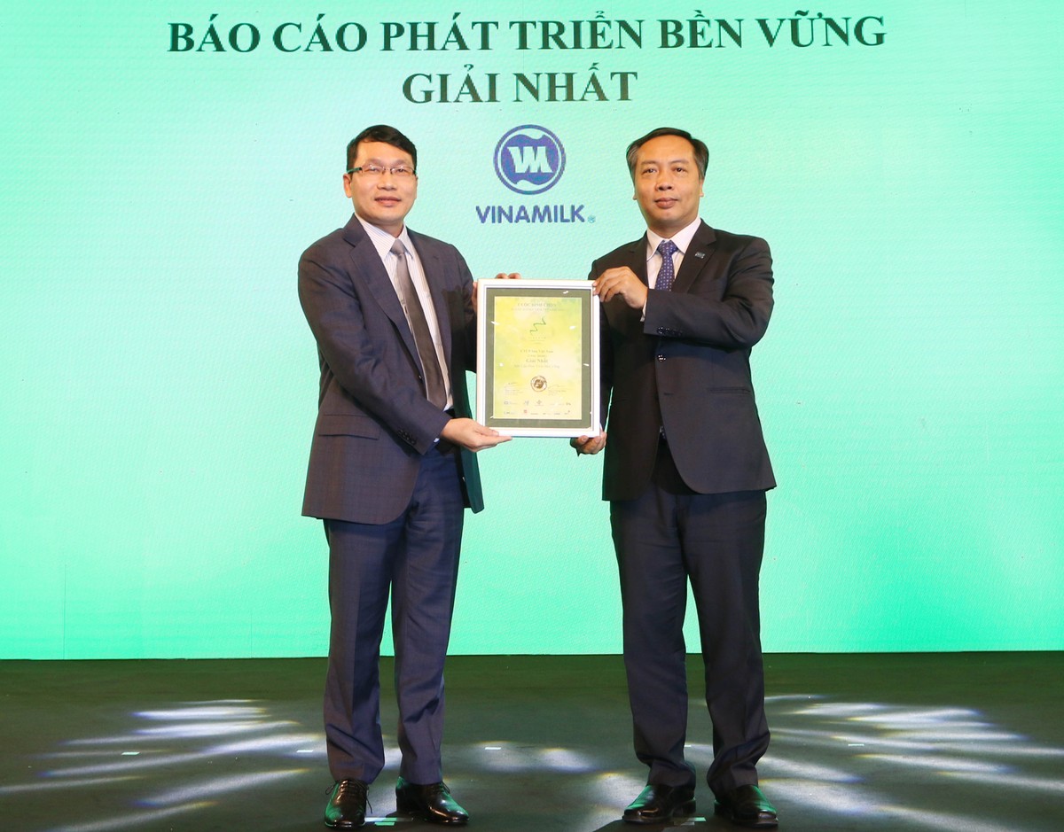 Ông Lê Trọng Minh,Tổng Biên tập Báo Kl99ok phiên bản mới, đồng Trưởng Ban Tổ chức Cuộc bình chọn trao giải nhất Báo cáo phát triển bền vững cho Vinamilk
