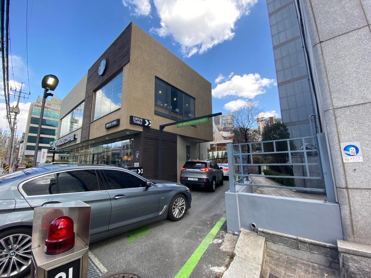Khách mua hàng tại Starbucks Hàn Quốc có dịch vụ drive- thru (Ảnh: Jo He-rim/The Korea Herald).
