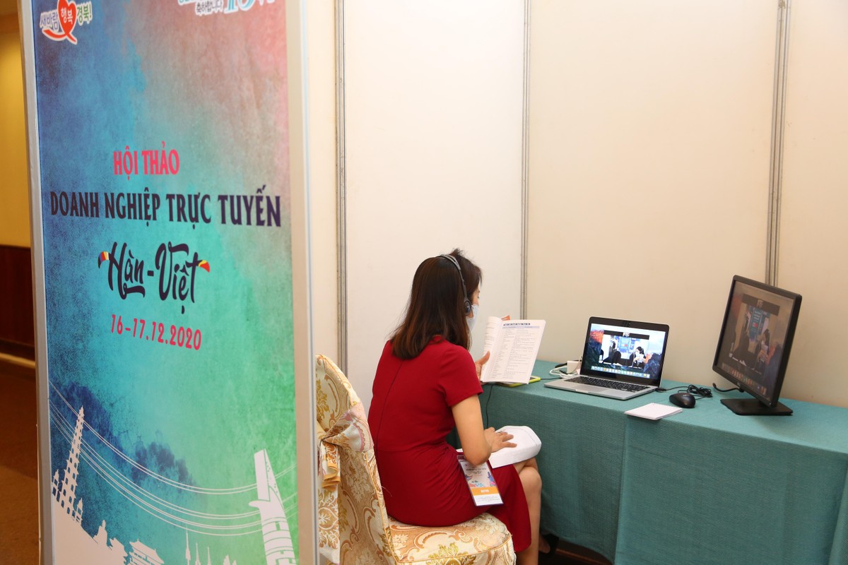 Chương trình hội nghị được tổ chức trực tuyến.