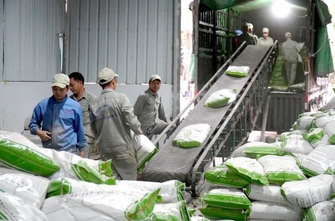 Công nhân công ty Đức Quý vận chuyển lô hàng thạch đen đầu tiên xuất khẩu chính ngạch sang thị trường Trung Quốc. Ảnh: Hồ Hạ.