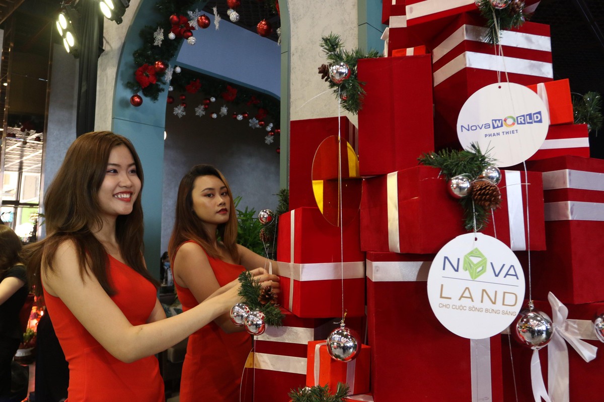 Dịp này, các trung tâm thương mại, các cửa hàng đều trang hoàng lộng lẫy để thu hút khách.