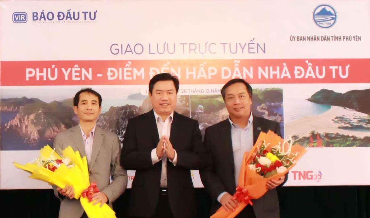 Ông Trần Hữu Thế, Chủ tịch UBND tỉnh Phú Yên tặng hoa cám ơn Ban Biên tập Báo Kl99ok phiên bản mới đã phối hợp tổ chức thành công Chương trình giao lưu trực tuyến "Phú Yên - Điểm đến hấp dẫn nhà Kl99ok phiên bản mới"