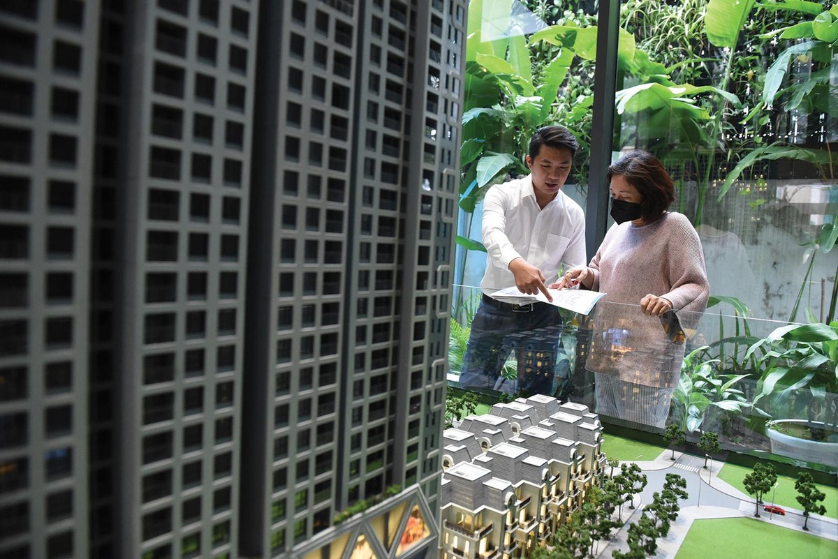 Khách hàng không ngại xuống tiền dù giá neo ở mức cao. Ảnh: Dũng Minh