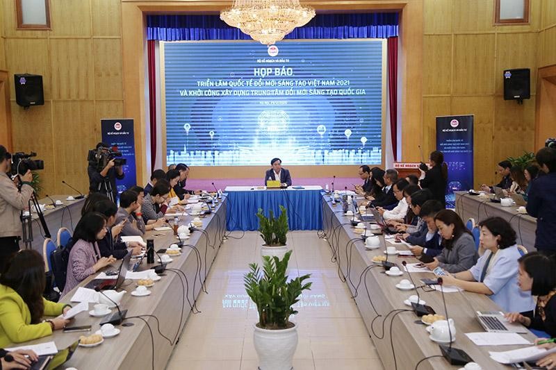 Toàn cảnh buổi họp báo.
