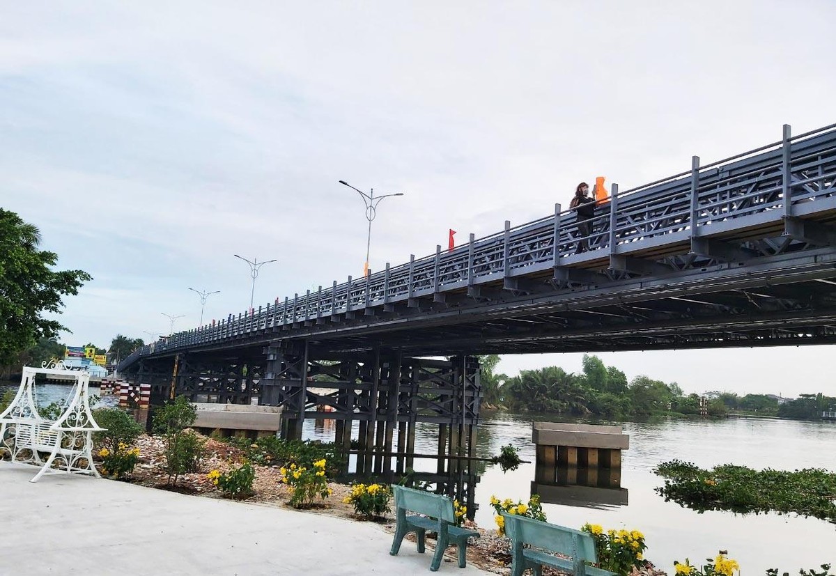Cầu thép An Phú Đông tổng mức Kl99ok phiên bản mới khoảng 80 tỷ đồng, tải trọng thiết kế hoạt tải ≤ 5 tấn, bề rộng mặt cắt ngang cầu 12,4m, 2 làn xe, kết cấu nhịp gồm 8 nhịp dầm Bailey với chiều dài khoảng 239,4m.