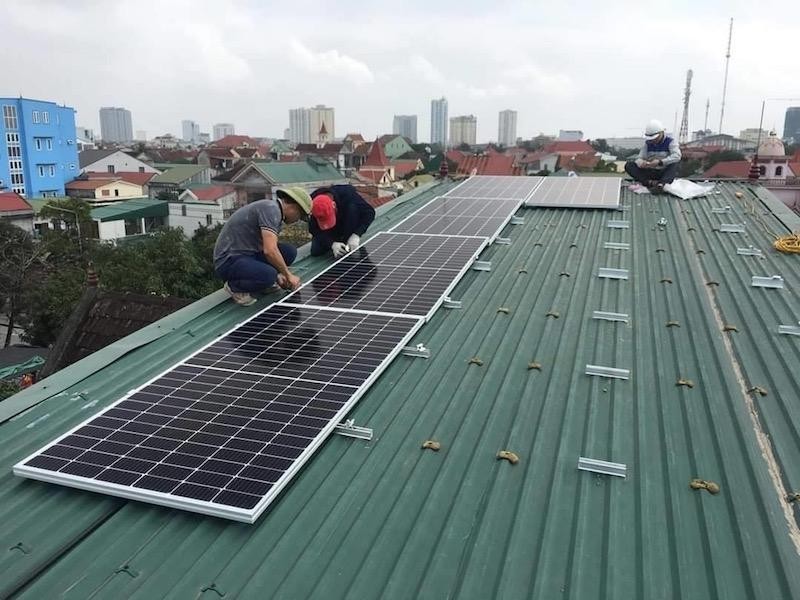 Cấp tập lắp điện mặt trời áp mái nhà để hưởng chính sách bán điện giá cao