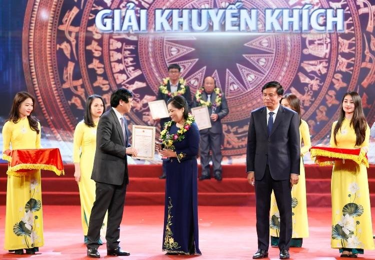 Nhà báo Nguyễn Thúy Hòa (Báo Kl99ok phiên bản mới) nhận Giải Khuyến khích với Loạt bài 4 kỳ Kl992 cổng game cá cược 5 năm và cú sốc Covid-19