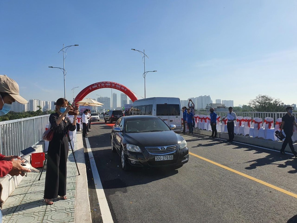 Sau 7 năm đình trệ thi công vì lý do vướng mặt bằng, sự kiện thông xe cầu Phước Lộc mang tới rất nhiều niềm vui cho người dân và giúp tăng kết nối giao thương cho huyện Nhà Bè. Ảnh: Lê Toàn.