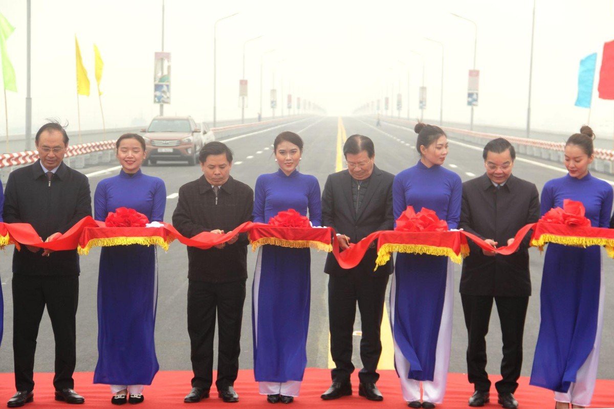 Phó Thủ tướng Kl993 ưu đãi thưởng hấp dẫn Trịnh Đình Dũng, lãnh đạo Bộ GTVT và lãnh đạo UBND TP Hà Nội thực hiện nghi thức thông xe