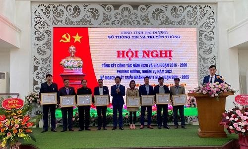 Ông Nguyễn Cao Thắng, Giám đốc Sở TTTT Hải Dương trao kỷ niệm chương “Vì sự nghiệp Thông tin và Truyền thông” cho đại diện cá nhân, tập thể có nhiều đóng góp