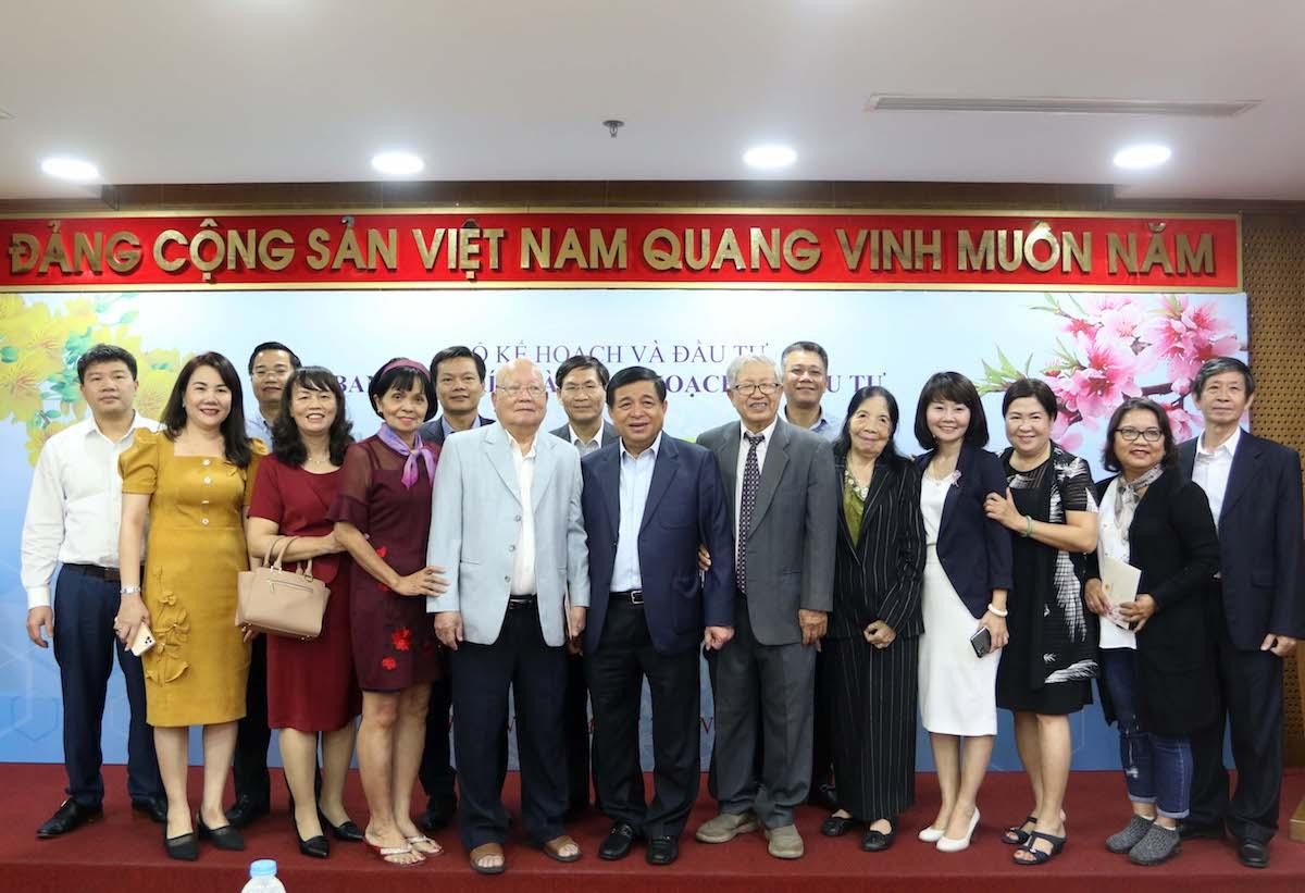 Bộ trưởng chụp ảnh kỷ niệm với cán bộ hưu trí và lãnh đạo các đơn vị thuộc Bộ Kế hoạch Kl99ok phiên bản mới (Ảnh: Lê Toàn).