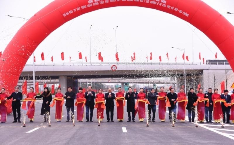 Thủ tướng Nguyễn Xuân Phúc và các đại biểu cắt băng khánh thành dự án Kl99ok phiên bản mới xây dựng hoàn chỉnh theo quy hoạch nút giao đường Vành đai 3 với đường KL99 là nhà cái cá cược trực tuyến hàng đầu tại châu Á Hà Nội - Hải Phòng, sáng 9/1.