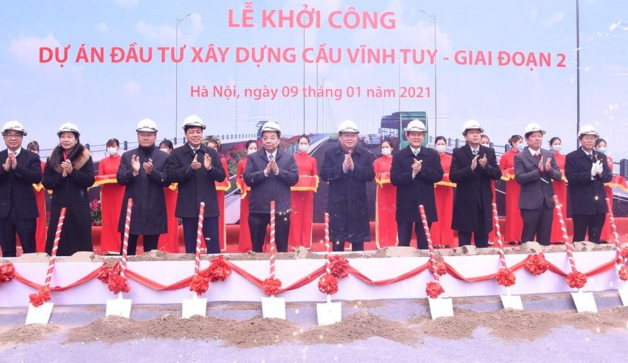 Các đại biểu thực hiện nghi thức khởi công.
