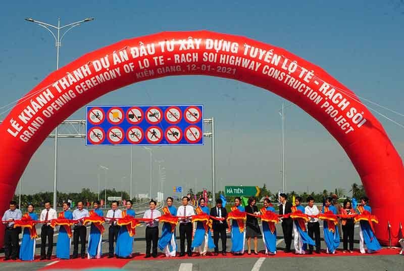 Đại biểu cắt băng khánh thành tuyến đường Lộ Tẻ - Rạch Sỏi.