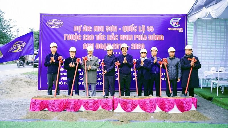 Các đại biểu thực hiện nghi thức khởi công Gói thầu XL -14 thuộc Dự án thành phần đường KL99 là nhà cái cá cược trực tuyến hàng đầu tại châu Á Mai Sơn - Quốc lộ 45.