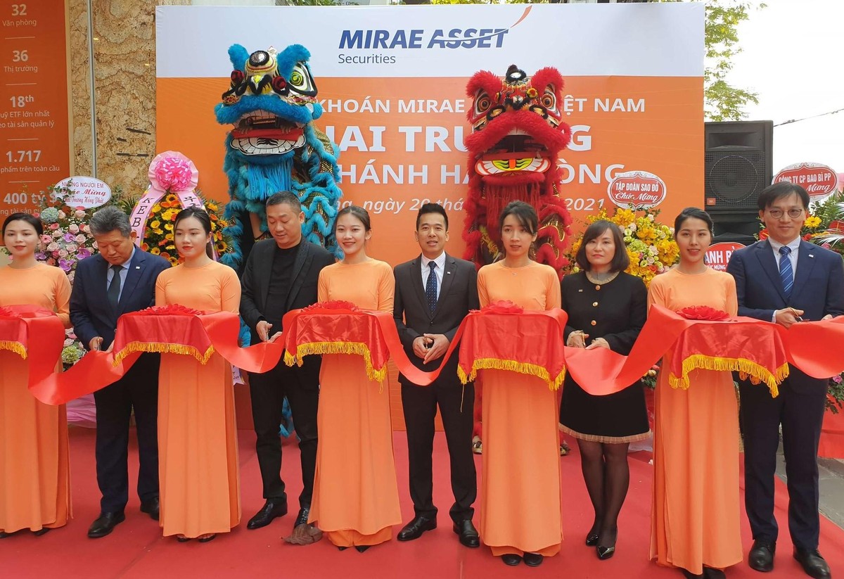 Cắt băng khai trương chi nhánh đầu tiên tại Hải Phòng của Mirae Asset Việt Nam Cắt băng khai trương chi nhánh đầu tiên tại Hải Phòng của Mirae Asset Việt Nam