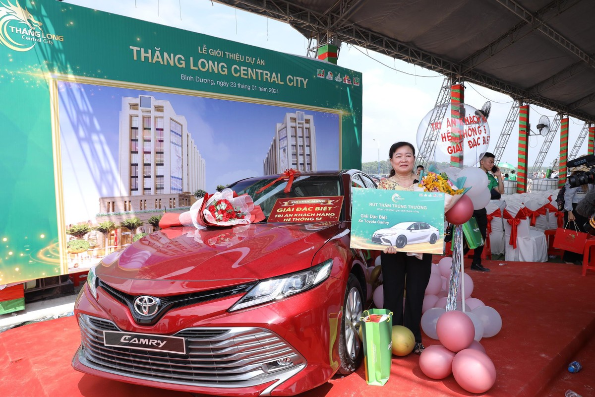 Khách hàng may mắn nhất trúng giải đặc biệt là chiếc Toyota Camry và nhận xe ngay tại chương trình giới thiệu Thăng Long Central City.