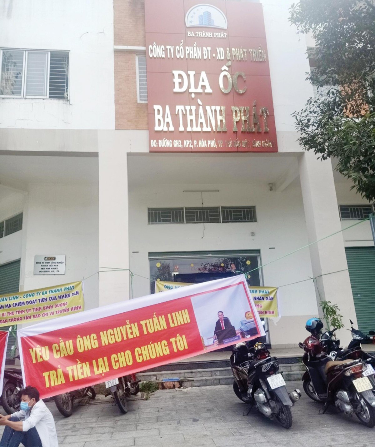 Khách hàng căng băng-rôn đòi tiền trước cổng Công ty Ba Thành Phát