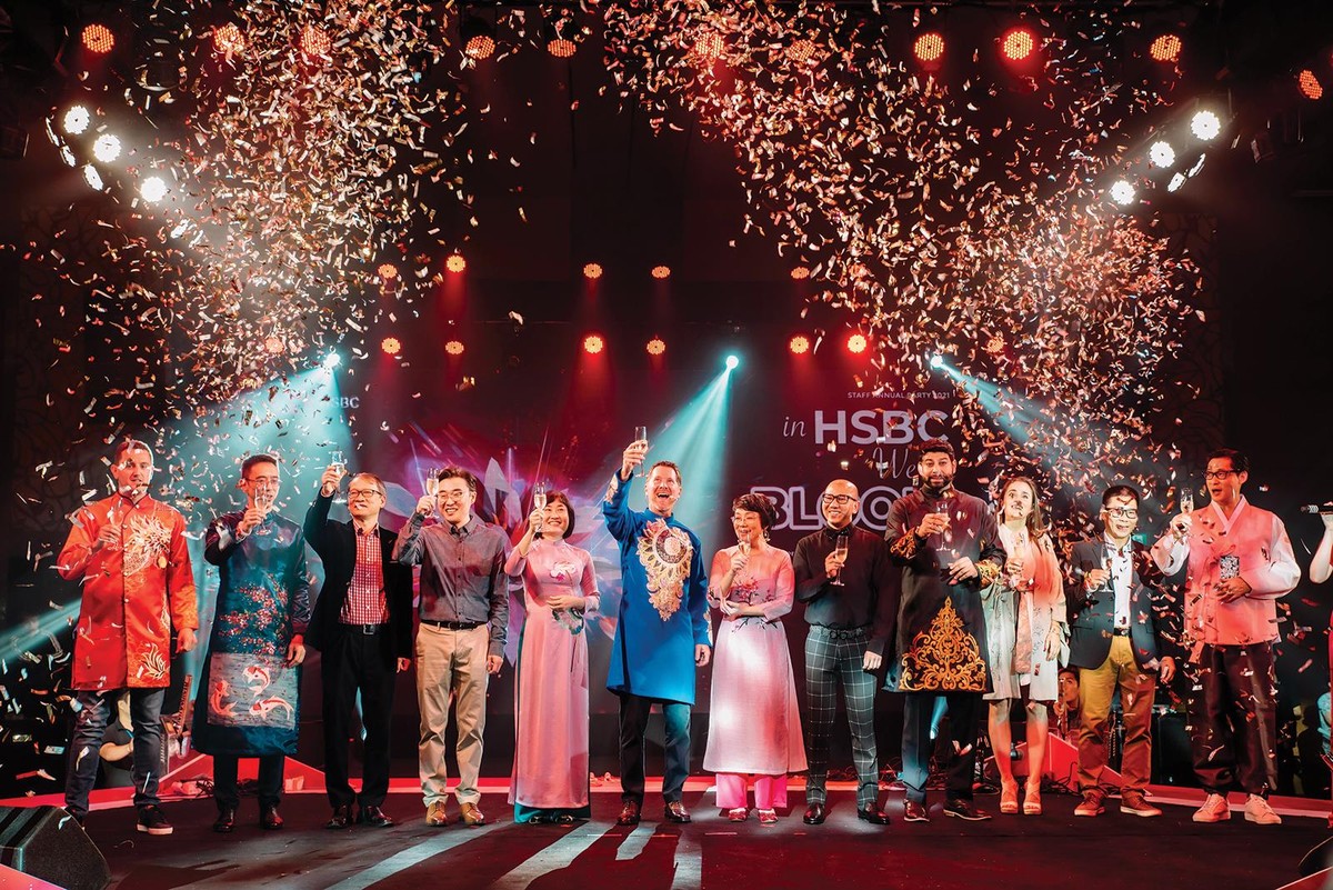 Ông Tim Evans cùng các thành viên Ban giám đốc HSBC Việt Nam chúc mừng một năm 2020 thành công Ông Tim Evans cùng các thành viên Ban giám đốc HSBC Việt Nam chúc mừng một năm 2020 thành công