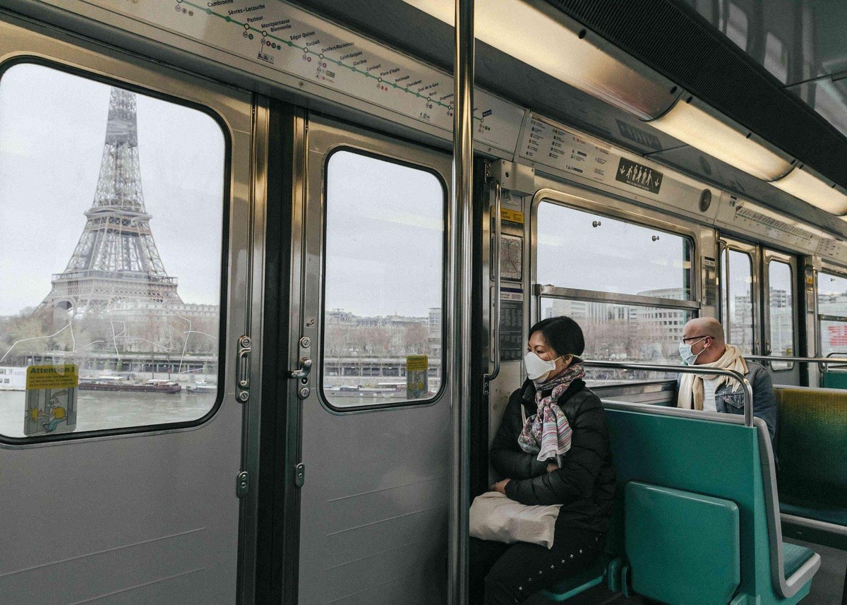 Tháp Eiffel vẫn ở đó nhưng số người đến ngắm trực tiếp ít hơn (Nguồn: New York Times).