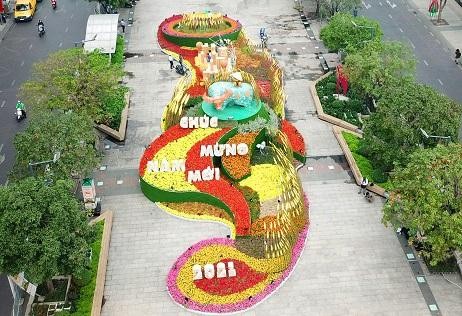 Một góc đường hoa Nguyễn Huệ nhìn từ trên cao. Một góc đường hoa Nguyễn Huệ nhìn từ trên cao.