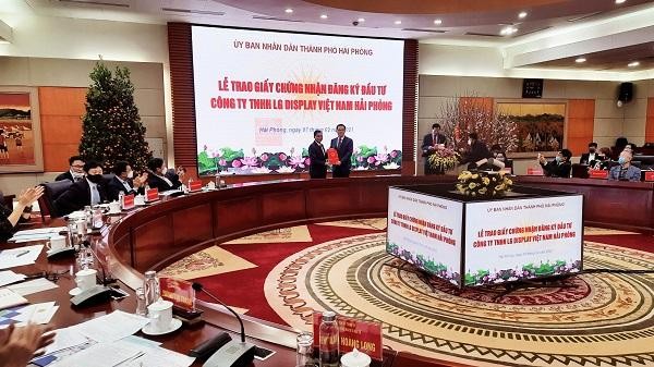 Ông Nguyễn Văn Tùng, Chủ tịch UBND TP. Hải Phòng trao giấy chứng nhận đăng ký Kl99ok phiên bản mới cho Công ty TNHH LG Display Việt Nam Hải Phòng