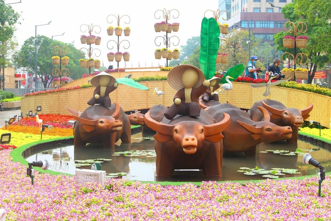 Hình ảnh những chú mục đồng ngồi trên lưng trâu vượt sông được tái hiện tại đường hoa. Hình ảnh những chú mục đồng ngồi trên lưng trâu vượt sông được tái hiện tại đường hoa.