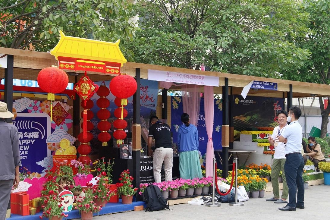 Gian hàng trưng bày của các nước bạn cũng gấp rút hoàn thành. Gian hàng trưng bày của các nước bạn cũng gấp rút hoàn thành.