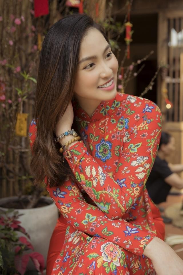 Vương Thu Phương ngày càng xinh đẹp, dịu dàng và cuốn hút hơn trong bộ ảnh ngày Tết.