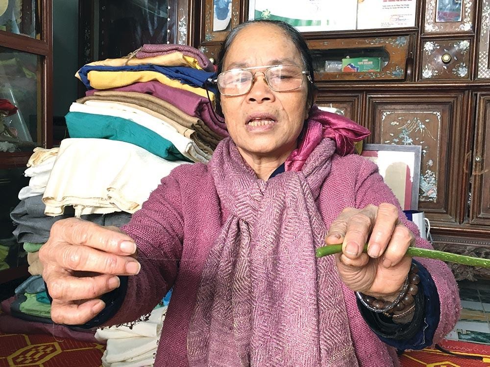 Nghệ nhân Phan Thị Thuận lấy tơ từ cọng sen