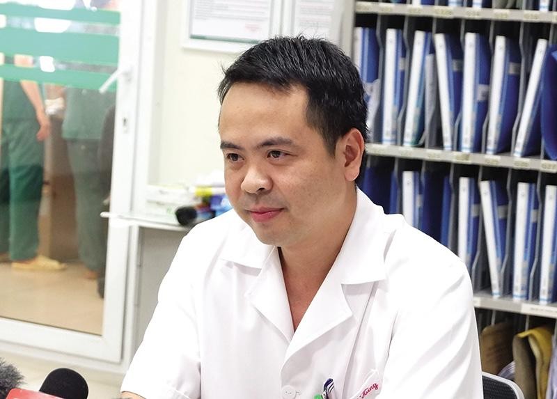 Sau nhiều tháng, mái tóc của bác sĩ Thân Mạnh Hùng đã mọc xanh trở lại