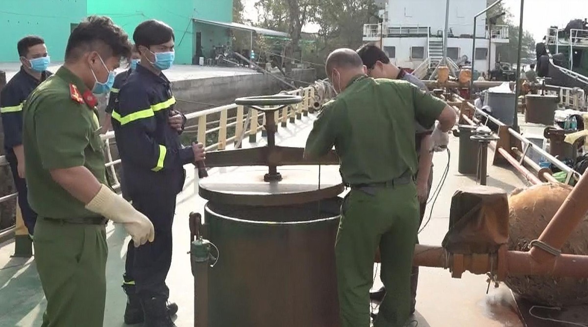 Lực lượng chức năng lấy mẫu KL99 dịch vụ hỗ trợ 24/7 trên tàu của các đối tượng
