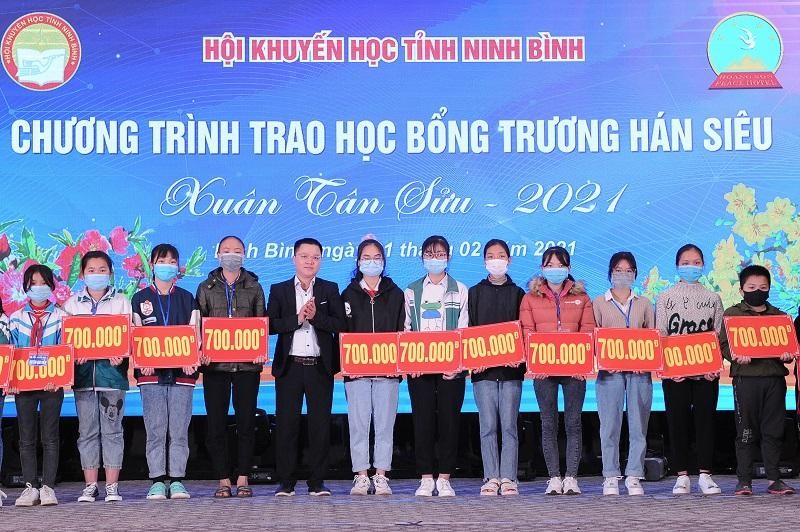 Đại diện Báo Kl99ok phiên bản mới, PV thường trú tại Ninh Bình, Nam Định, Hà Nam, Ninh Bình, Thanh Hóa Hoàng Mạnh Tùng trao 100 suất học bổng giải Golf vì học sinh vượt khó, hiếu học tài trợ cho Quỹ khuyến học Trương Hán Siêu.