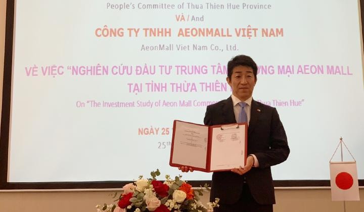 Chủ tịch UBND tỉnh Thừa Thiên Huế Phan Ngọc Thọ ký Biên bản Ghi nhớ tại điểm cầu trụ sở UBND tỉn Thừa Thiê Huế.