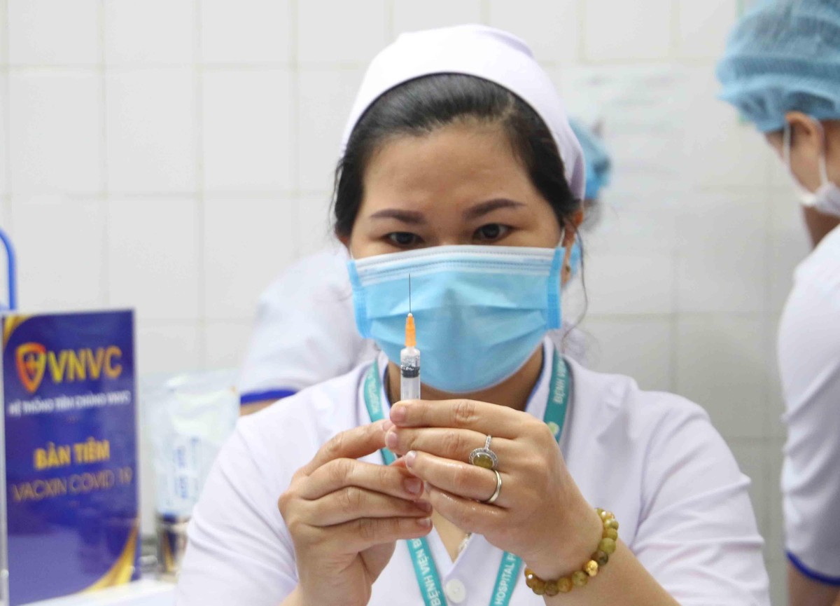 Trước khi tiêm vắc-xin Covid-19 lần này, bệnh viện đã xây dựng kịch bản, tình huống và có thông tin đầy đủ cho nhân viên.