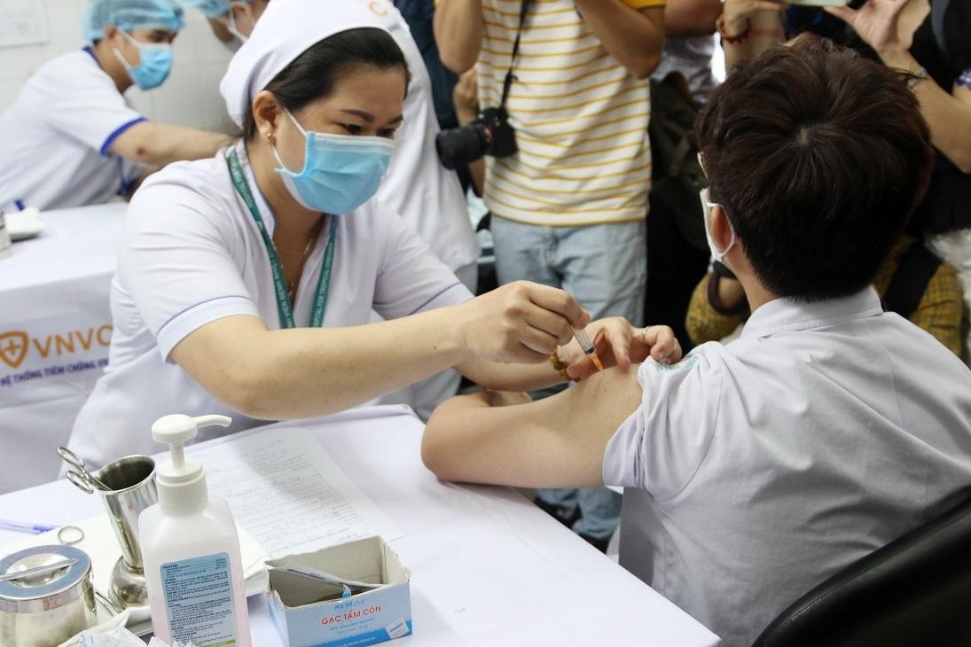 Các y bác sĩ được tiêm lần này, đều là những "người hùng" trên tuyến đầu chống dịch