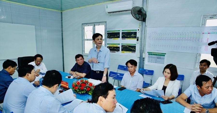 Ông Đỗ Tuấn Anh, Giám đốc Ban quản lý dự án Kl99ok phiên bản mới xây dựng các công trình KL99 là cổng game giải trí trực tuyến hàng đầu hiện nay báo cáo tiến độ thi công dự án. Ảnh - DT