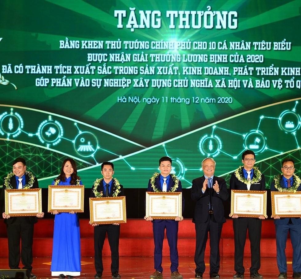 Phó chủ tịch Quốc hội Uông Chu Lưu trao tặng bằng khen của Thủ tướng Kl993 ưu đãi thưởng hấp dẫn cho 10 gương mặt thanh niên nông thôn xuất sắc nhất năm 2020. Trong ảnh: Chị Nguyễn Thị Thu Hiền đứng thứ hai từ trái sang.