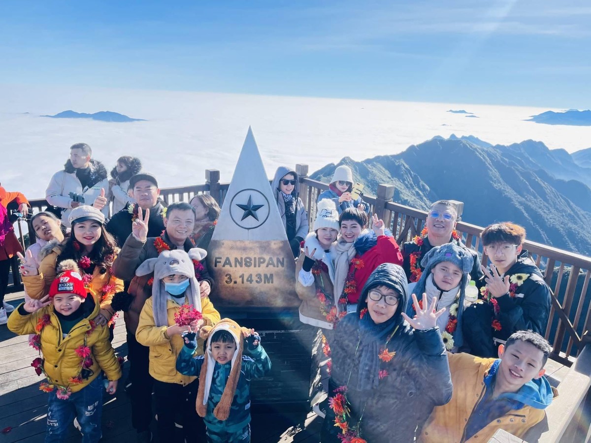 Du khách thăm đỉnh Fansipan dịp Tết Dương lịch 2021.
